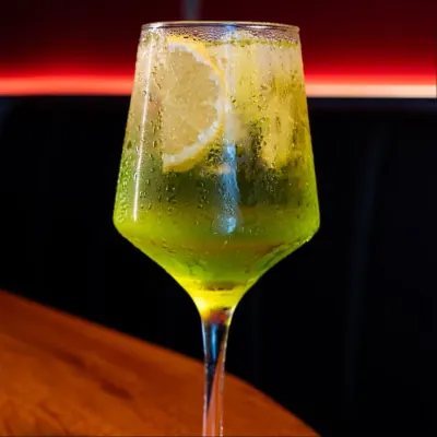 Drink na luz vermelha do salão